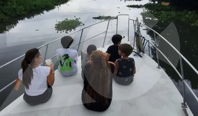 Shakira con sus hijos disfrutando de los paisajes en el Río Magdalena. 