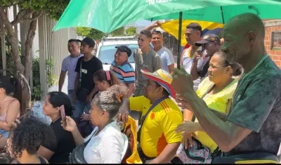 Manuel María Valdés, padre de Angie, observando el combate de su hija. 