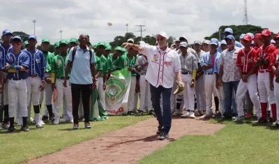 El gobernador del Atlántico, Eduardo Verano, realizó el lanzamiento de la primera bola del torneo.