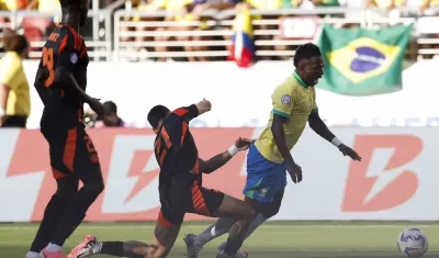 La acción polémica de Daniel Muñoz sobre Vinicius que Brasil reclamó como penalti. 