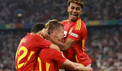 Lamine Yamal festeja con Dani Olmo el segundo gol de España. 