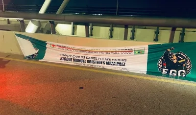 La pancarta que apareció del 'Clan del Golfo' este lunes en el puente Pumarejo. 