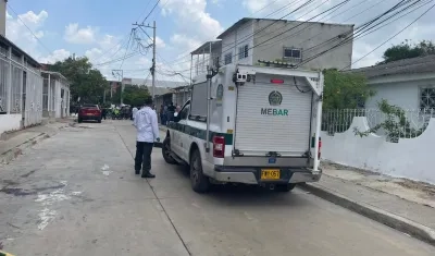 Personal de Policía Judicial durante una diligencia en el barrio San Luis.