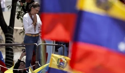 Sobre un camión, Machado llegó a la manifestación en una zona de Caracas.