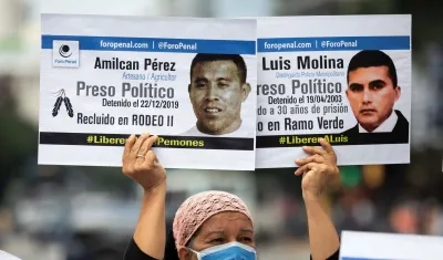 Mujer en protesta pidiendo por el respeto a los defensores de derechos humanos.