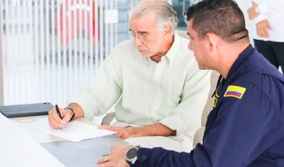 El Gobernador del Atlántico, Eduardo Verano y el capitán del Puerto de Barranquilla, Bernardo Silva. 