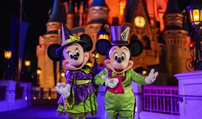 Mickey y Minnie Mouse vestidos de Halloween en el parque Magic Kingdom.