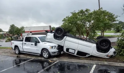 Carros volteados por el huracán.