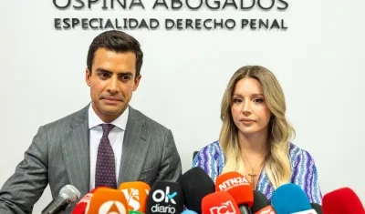 Los abogados de la familia del colombiano Edwin Arrieta, Juan Gonzalo Ospina y Beatriz Uriarte.