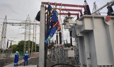 Operarios de Air-e laborando en un subestación. 