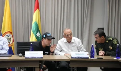 El alcalde Alejandro Char con el ministro de Defensa, Iván Velásquez, y el director de Policía, general William René Salamanca.