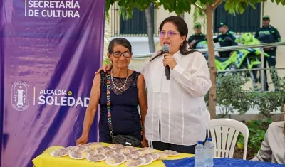 La homenajeada Isabel María Ríos y la alcaldesa Alcira Sandoval.
