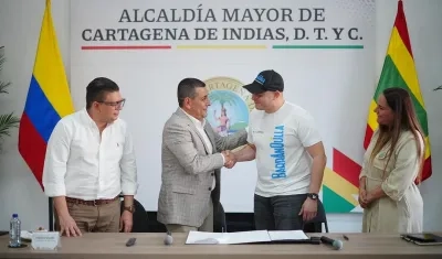 El alcalde de Cartagena, Dumek Turbay, y con el gerente de AMB, Libardo García.  