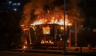 Módulo de la Policía Nacional Bolivariana (PNB) incendiado durante las protestas.