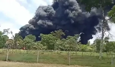Incendio tras el atentado al oleoducto. 