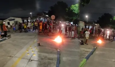 Imágenes de la moto incendiada por la comunidad.