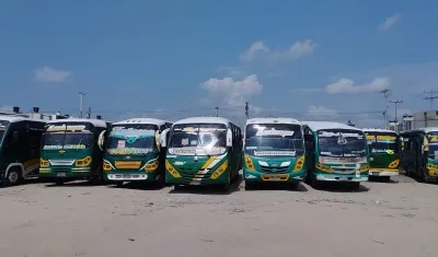 Buses de Lolaya que no salieron a laborar este miércoles. 