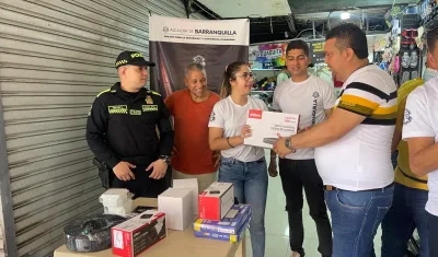 Entrega de cámaras de seguridad.