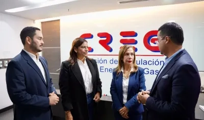 El director de la RAP Caribe, Jesús Pérez; la gobernadora de Sucre, Lucy García Montes; la comisionada de la Creg, Fanny Guerrero; y el gobernador de La Guajira, Jairo Aguilar.