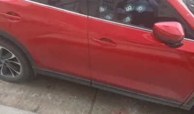 Camioneta baleada en donde iban las víctimas. 