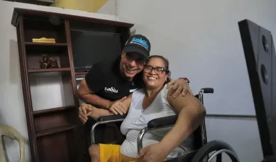 El Alcalde Alex Char con una de las beneficiarias.