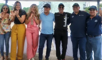 El Alcalde Char con sus secretarios durante inspección a las obras.