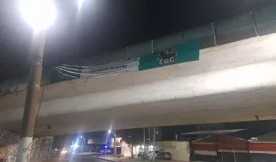 La bandera que apareció en el puente de la calle Murillo con Cordialidad.