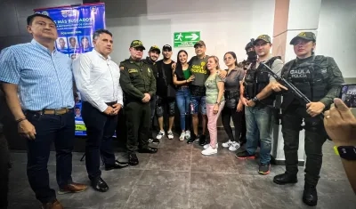 El comerciante rescatado junto con familiares y uniformados.