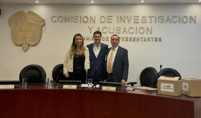 La vicepresidenta de la Comisión Katherine Miranda, el presidente Leonardo Gallego y el secretario general Jairo Corzo.