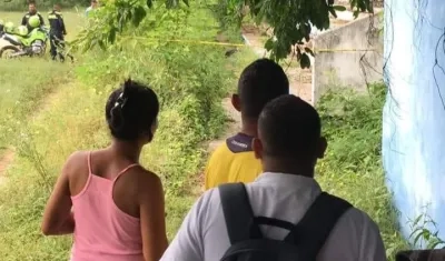 El cuerpo fue hallado en una zona enmontada cerca de una cancha de fútbol. 