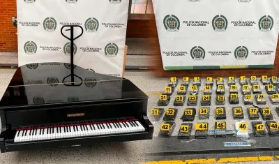 El piano y la cocaína incautada.