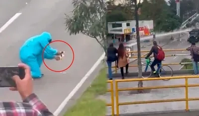 Momentos de los enfrentamientos frente a la Universidad Nacional. 