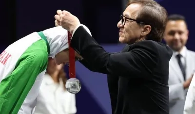 Momento en que el actor entregó varias medallas. 