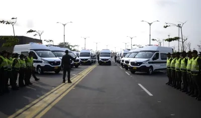 La entrega de vehículos y de equipos de tecnología a la Policía ha sido la constante de las autoridades civiles. 