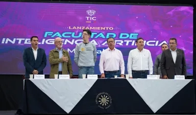 El Presidente Petro junto a los ministros de Educación, Daniel Rojas, y de las TIC, Mauricio Lizcano.