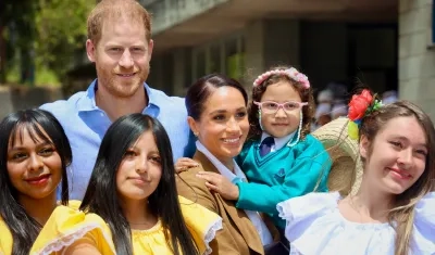 Los duques de Sussex junto con niños en un evento en Bogotá.