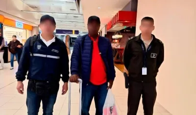 Autoridades junto con el colombiano.