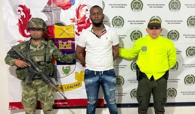 El capturado junto con los uniformados.