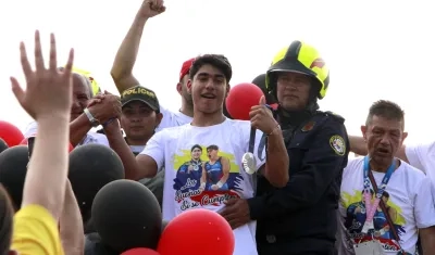 El gimnasta Ángel Barajas a su llegada a su ciudad natal. 