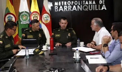 El gobernador Eduardo Verano reunido con la cúpula de la Policía. 