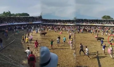 Momento del ataque del toro a un asistente a la corraleja. 