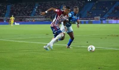 Yairo Moreno intenta escaparse de la marca de Juan Camilo Castillo.