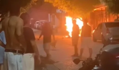 El vehículo cuando estaba en llamas en el barrio San Francisco. 