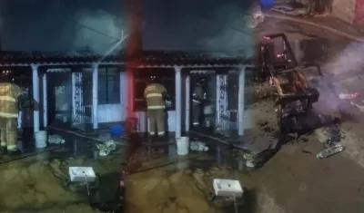 Bomberos atendiendo la emergencia.