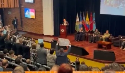 Reclamos al Ministro de Defensa, Iván Velásquez.