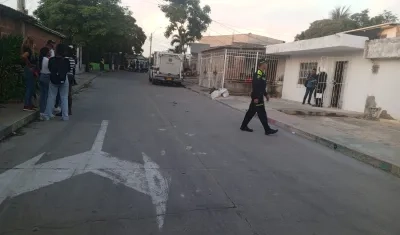 La Policía acordonó la cuadra donde fue asesinada la mujer. 