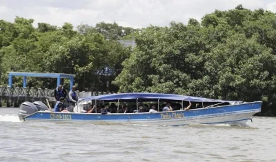 Migrantes en Turbo, uno de los puntos desde donde salen lanchas llenas de personas hacia la selva del Darién