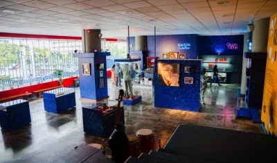 El museo alberga distintas piezas de la colección privada de fotografías, carátulas, vestuarios.