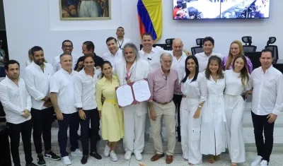 José Pérez junto a los diputados del Atlántico y el gobernador Eduardo Verano.
