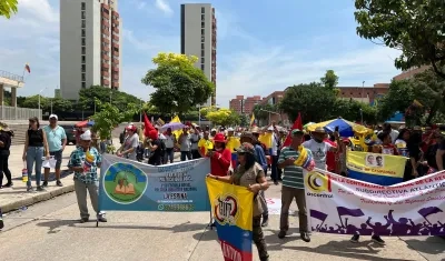 Plantón en la calle 53, frente a la Plaza de la Paz.